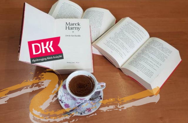 Obrazek z kawą i książką Marka Harnego